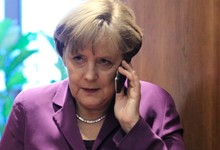 La canciller alemana hablando por telfono en una imagen de archivo | Cordon Press