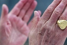 Benedicto XVI, con el Anillo del Pescador | Archivo