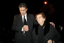 Antonio Banderas y su madre Ana, en 2008 | Cordon