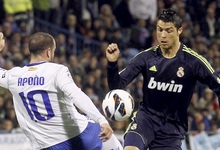Cristiano Ronaldo disputa un baln con Apoo. | Cordon Press