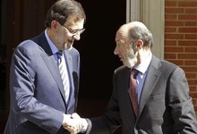 Rajoy saluda a Rubalcaba antes de reunirse | EFE