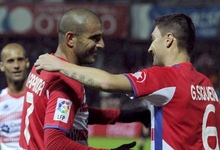 Aranda (i) felicita a Siqueira por su gol de penalti al Levante. | EFE