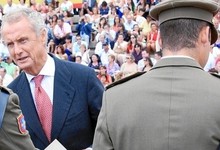 Mas, junto a Morens saluda a un grupo de militares | Archivo