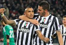 Arturo Vidal (i) celebra uno de sus tres goles al Copenhague. | Cordon Press