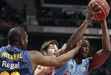 Lamont Barnes, del Asefa Estudiantes, lucha con Pete Mickeal, del Barcelona Regal. | EFE 