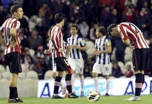 Los jugadores del Athletic, cabizbajos tras el gol de Verd que supuso el definitivo 0-4. | EFE