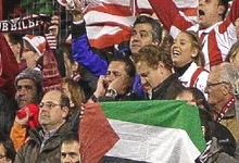 Seguidores del Athletic muestran banderas palestinas en San Mams. | Archivo