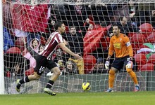 De Marcos celebra el gol marcado, el primero del equipo. | EFE
