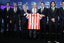 Cerezo, Simeone, y varios jugadores durante la presentaci�n del acuerdo de colaboraci�n entre el Atl�tico y Direct TV. | EFE