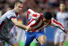 Falcao se lleva la pelota ante Nano. | Cordon Press