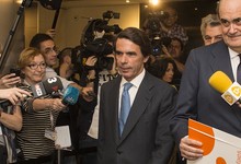   Aznar, rodeado de periodistas en los pasillos del Congreso | FAES