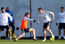 Gareth Bale controla el baln ante Illarramendi. | Foto: realmadrid.com