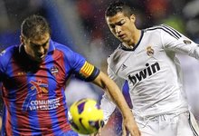 Ballesteros pelea por un baln con Cristiano Ronaldo. | EFE