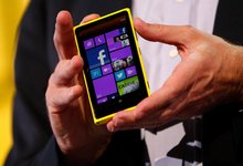 Steve Ballmer mostrando un mvil equipado con Windows Phone 8. | Cordon Press