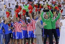 Los jugadores del Atl�tico de Madrid posan con el trofeo de campeones. | EFE