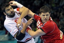 El espaol Jorge Maqueda (i) lucha con el pivote serbio Mijailo Marsenic durante el partido. | EFE