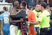 Balotelli se enfrenta con el �rbitro al final del partido. | EFE
