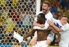 Balotelli celebra con De Rossi su gol a Mxico.