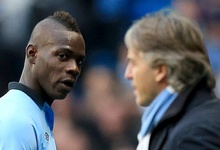 La desafiante mirada de Balotelli a Mancini en el derbi de Manchester. | Cordon Press