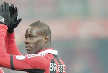 Mario Balotelli duarnte un partido con el AC Milan. | Archivo