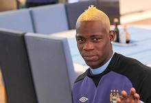 Imagen de Balotelli con su nuevo peinado publicada en la p�gina web del Manchester City.