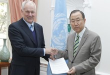 Ban Ki Moon y el profesor Ake Sellstrom | EFE