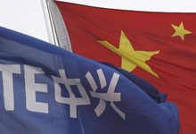 La bandera de ZTE ondea junto a la china en las oficinas de la compaa en Shnzhen. | Reuters/Cordon Press