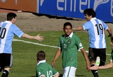 Banega (d) celebra con Messi su gol del empate ante Bolivia. | Cordon Press