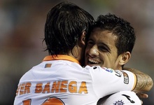 Banega y Ricardo Costa celebran el gol del Valencia. | EFE