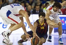 Abrines (c) disputa un bal�n con Khryapa (i) y Milos Teodosic. | EFE