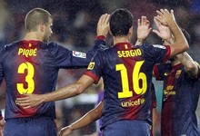 Los jugadores del Barcelona celebran el primer tanto del encuentro. | EFE