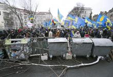Miles de personas levantaron barricadas para bloquear los edificios oficiales | Efe