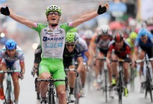 Enrico Battaglin celebra su victoria en la meta de Serra San Bruno. | EFE