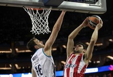 Begic defiende a Papanikolaou durante la final de la Euroliga. | Cordon Press