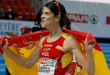 Ruth Beitia celebra el oro con la bandera de Espaa. | Cordon Press