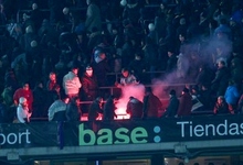 Encendido de una bengala en el Camp Nou durante el cl�sico de Copa ante el Madrid. | Archivo