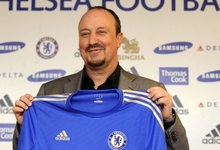 Rafa Bentez posa con la camiseta del Chelsea en Stamford Bridge. | EFE