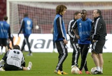 Rafa Bentez da instrucciones a David Luiz y Ramires (2d) en el entrenamiento del Chelsea. | EFE