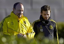 Rafa Bentez conversa con Juan Mata en el entrenamiento. | EFE