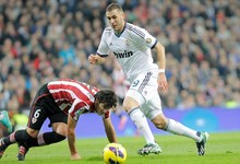 Karim Benzema se lleva el bal�n ante Mikel San Jos�. | Cordon Press