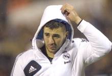 Benzema se retira lesionado del c�sped de Bala�dos.