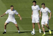 Gareth Bale (d), en el entrenamiento junto a Benzema y Pepe. | EFE