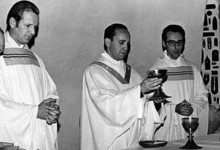 Bergoglio, celebrando misa de joven | Archivo