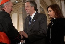 El Cardenal Jorge Bergoglio, saluda a Nstor Kirchner y Cristina Kirchner en una imagen de archivo | Archivo