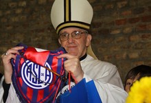 Jorge Mario Bergoglio, con un bander�n del San Lorenzo.