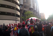 Aficionados del Atltico de Madrid junto al estadio Santiago Bernabu. | Foto: Twitter