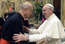Bertone saluda a Francisco tras ser elegido Papa | Cordon Press