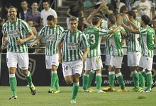 Los jugadores del Betis celebran uno de los goles al Valencia. | EFE