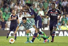 Chuli disputa un bal�n con Bakari Kon�. | EFE