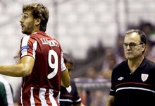 Marcelo Bielsa observa a Fernando Llorente. | Cordon Press/Archivo